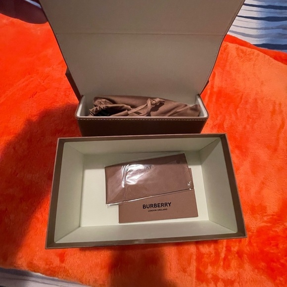 Burberry Novacheck sunglasses - Picture 2 of 9